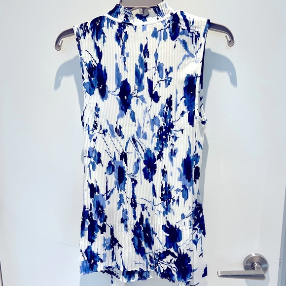 💙 Elegant & sexy unique pleated sleeveless top with a ruffled neck and tie NWOT - Picture 4 of 15